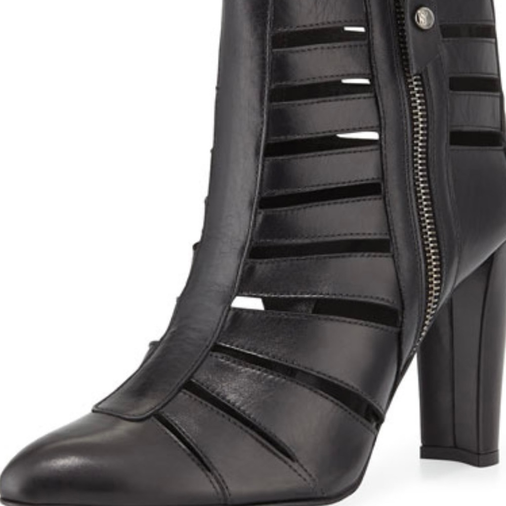BEAUTIFUL STUART WEITZMAN 'Airliner' black leather cut-out ANKLE BOOTS